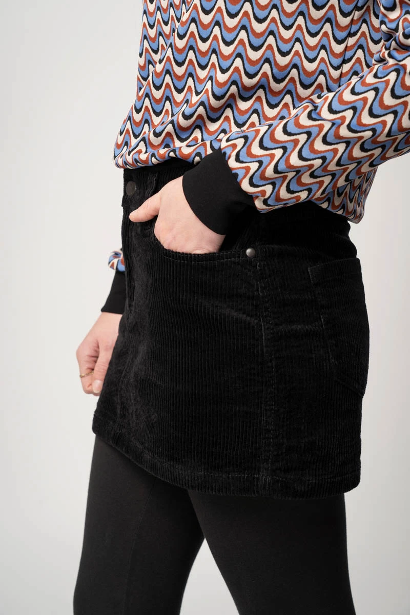 Minirock Cord "Jane Mini" Schwarz für Damen Breitcord Schwarz Detailaufnahme von Rocktasche