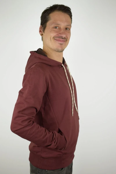 Fairer Herren Hoodie aus Biobaumwolle in Rot Seitenansicht