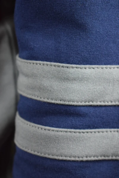 Sweatshirt für Herren aus Baumwolle in Blau und Grau Detailansicht Ärmel