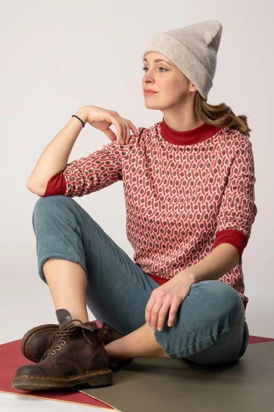 Stehkragen-Pullover "Ewe" - red brown cells mit hoch gekrämpelten Ärmeln