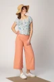 Wide Leg Leinenhose Damen Leinenmix Lachs Ansicht von vorne in Kombi mit Bluse Gabi in hellblau