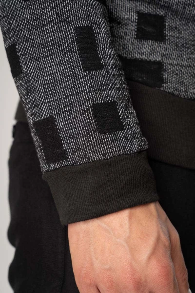 Pullover für Herren in Grau mit schwarzen Quadraten Nahaufnahme von Armbündchen