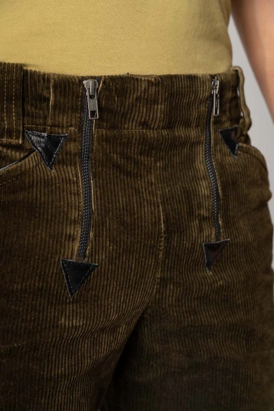 Cordhose "Zimmermann" straight leg - oliv grün Detailaufnahme von Hosentascher