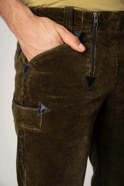 Cordhose "Zimmermann" straight leg - oliv grün Detailaufnahme von Hosentascher