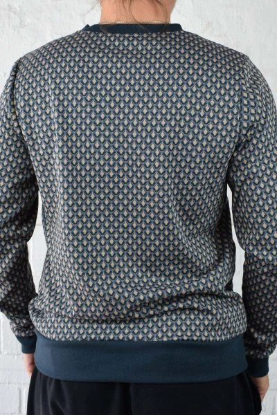 Pullover für Herren mit blauem Art Deco Muster von vorne