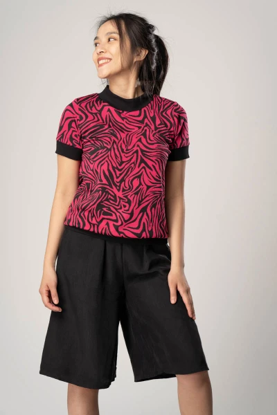 Kurzarmshirt für Damen Zebra Muster in Pink-Schwarz Frontansicht