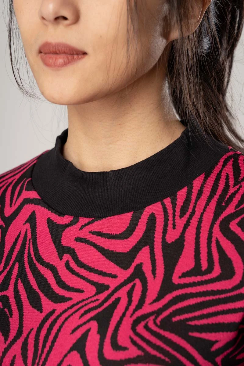 Kurzarmshirt für Damen Zebra Muster in Pink-Schwarz Detailansicht Stehkragen