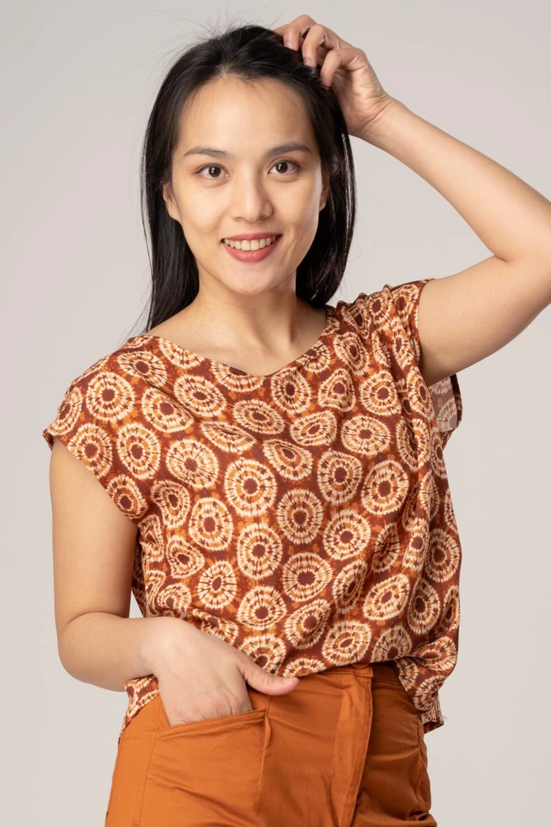 Viskose Bluse Kurzarm Batik Muster Orange-Braun Nahansicht von vorne