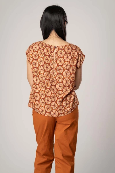 Viskose Bluse Kurzarm Batik Muster Orange-Braun Nahansicht von vorne