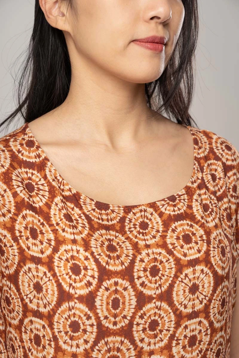 Viskose Bluse Kurzarm Batik Muster Orange-Braun Detailansicht Rundhalsausschnitt