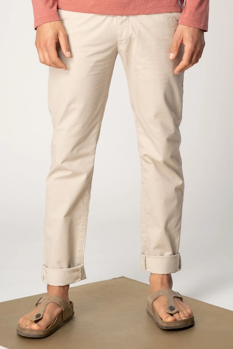 Chino Hose für Herren in Beige Frontansicht Nahansicht