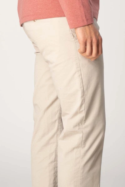 Chino Hose für Herren in Beige Detailansicht Hosenbein