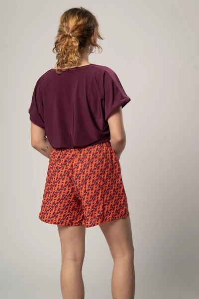 Damen Shorts aus Viskose in Orange-Weinrot gemustert