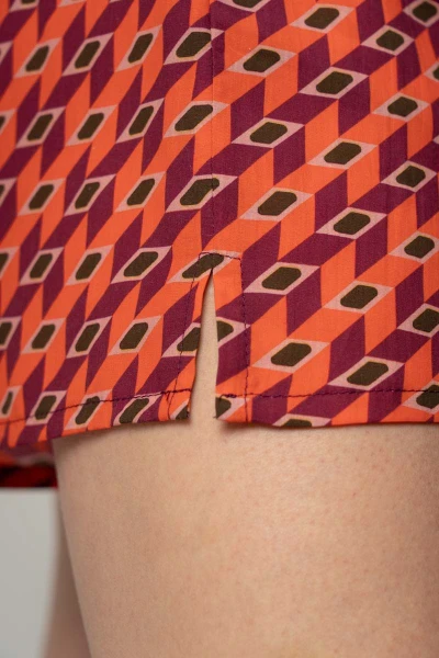 Damen Shorts aus Viskose in Orange-Weinrot gemustert Detailansicht kurzes Hosenbein