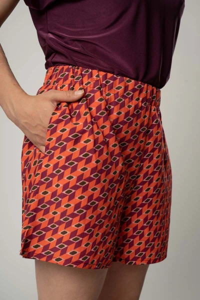 Damen Shorts aus Viskose in Orange-Weinrot gemustert Detailansicht Seitentasche