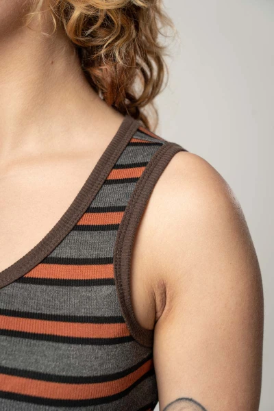 Tanktop "Magda" mit Streifen in Orange und Grau für Damen Nahaufnahme Träger