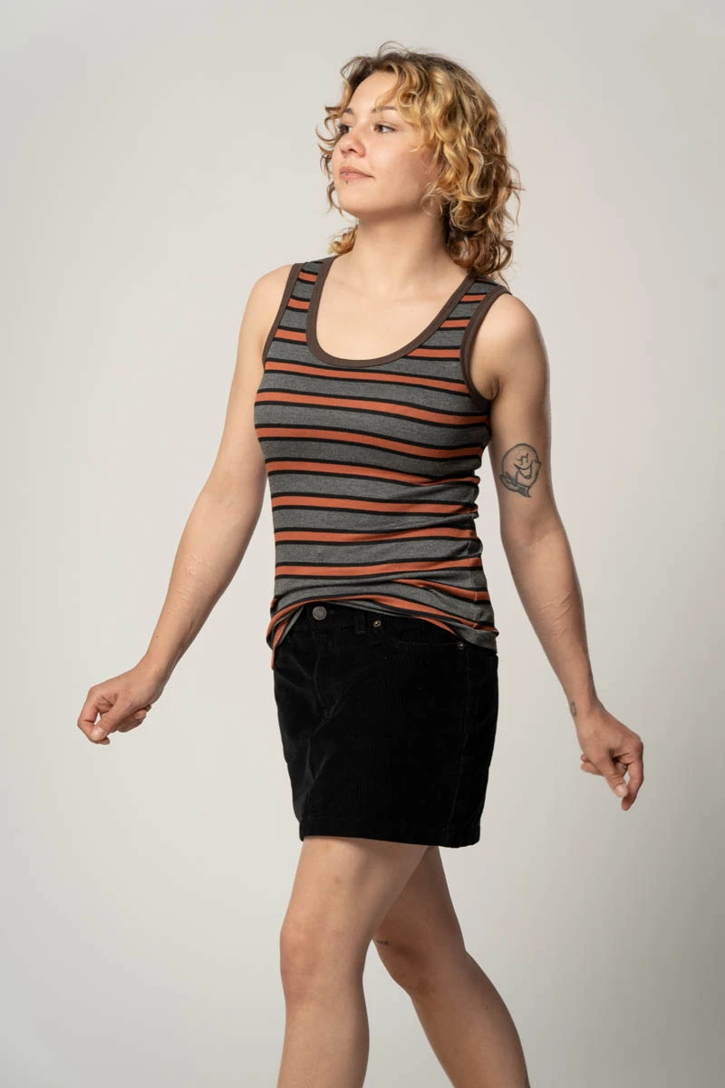 Tanktop für Damen mit Streifen in Orange und Grau seitliche Frontansicht