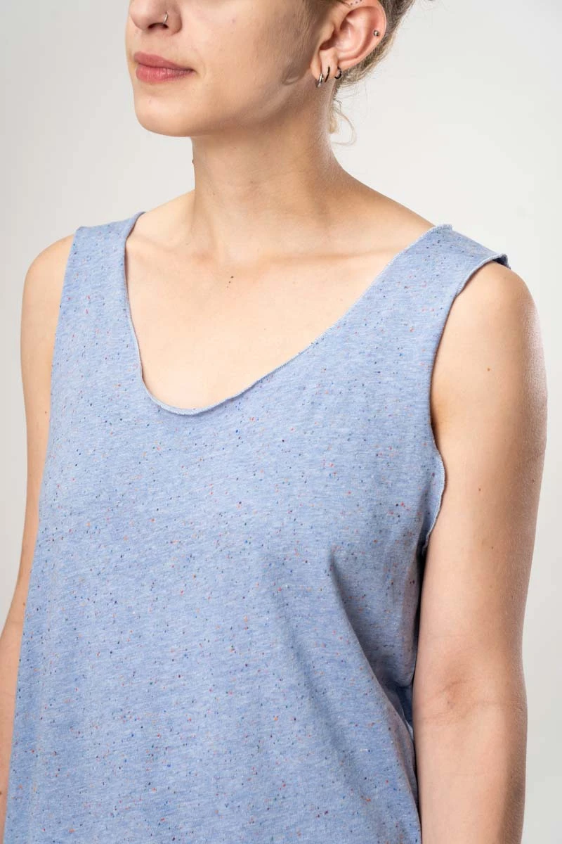 Tanktop in Hellblau für Damen aus Baumwolle Detailbild Ausschnitt und Träger