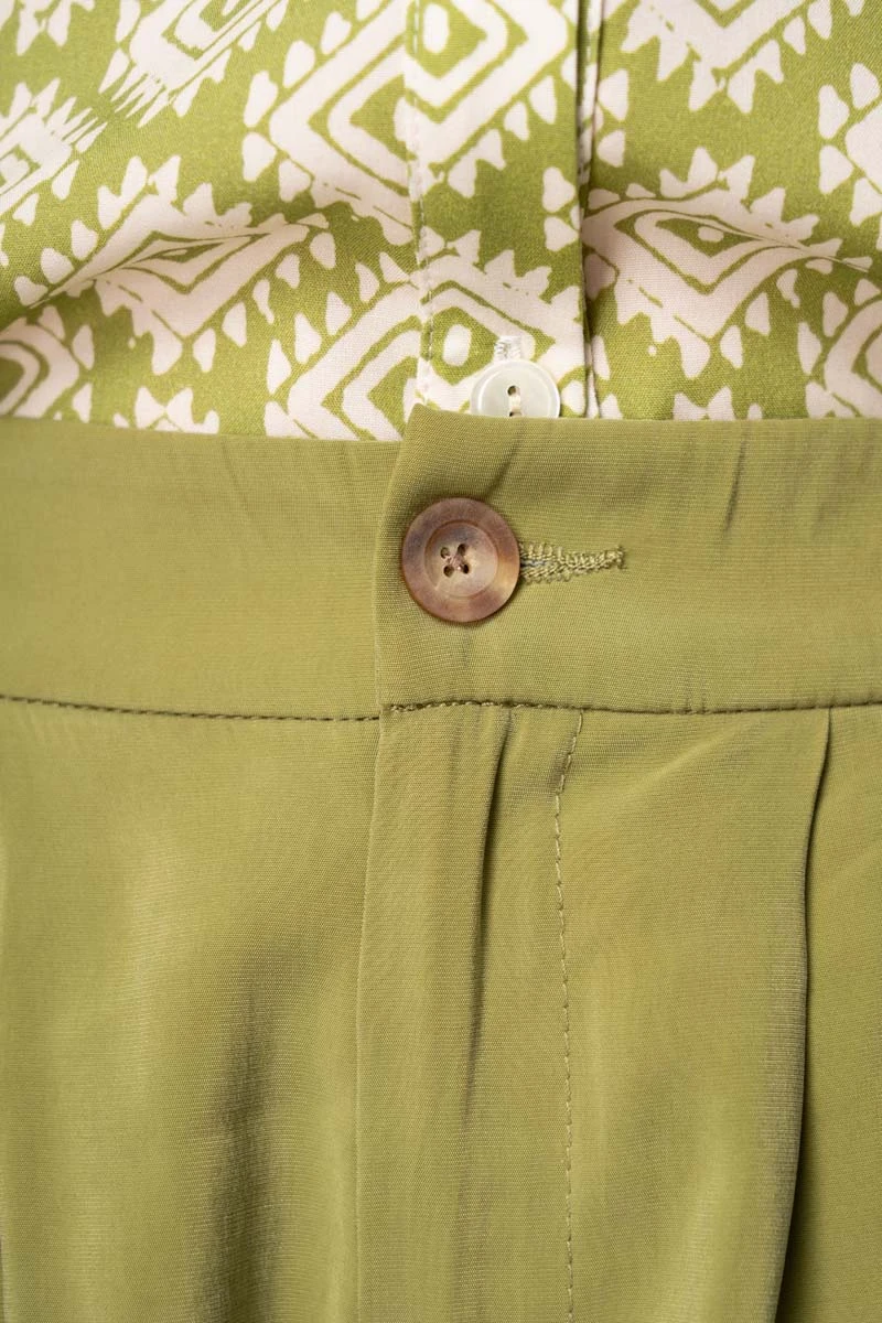 Damen Shorts Grün aus Viskose Detailbild Knopf