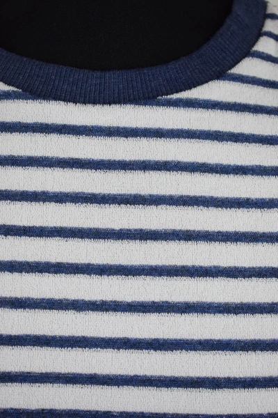 Pullover für Herren in Weiß und Blau gestreift Detailbild von Rundhalsausschnitt