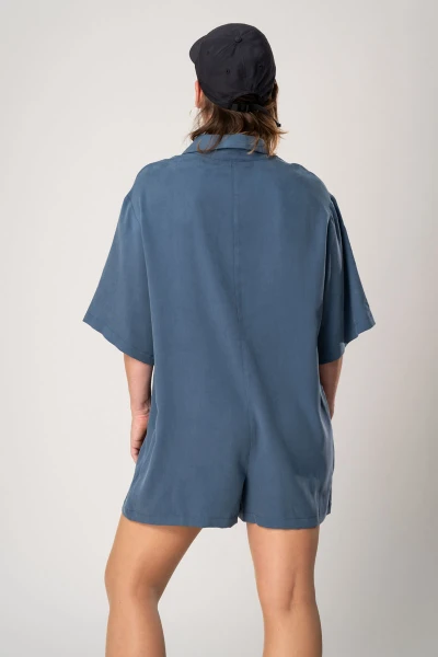 Kurzer Jumpsuit für Damen in Blau Ansicht von hinten