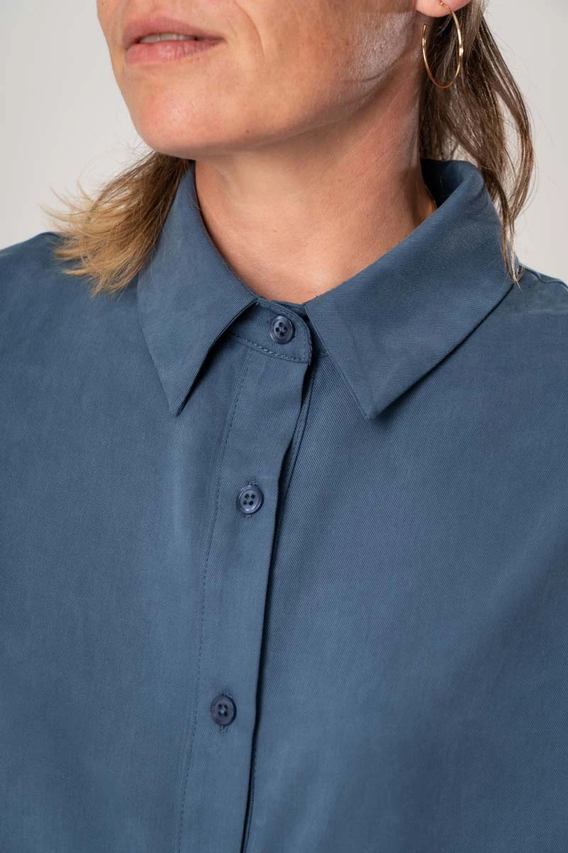 Kurzer Jumpsuit für Damen in Blau Detailansicht Kragen