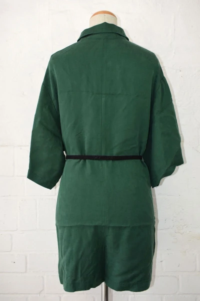 Kurzer Jumpsuit für Damen in Grün Ansicht von vorne