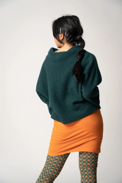 Grüner Pullover mit Fledermausärmel und Rollkragen für Damen Ansicht von hinten