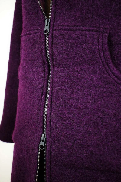 Wollmantel für Damen in Aubergine mit Kapuze Detailansicht Reißverschluss