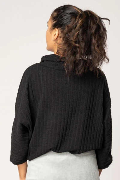 Schwarzer Rollkragenpullover Damen Rückansicht