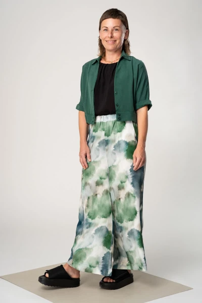 Wide Leg Hose Viskose Weiß mit Aquarelltupfern Nahansicht vorne