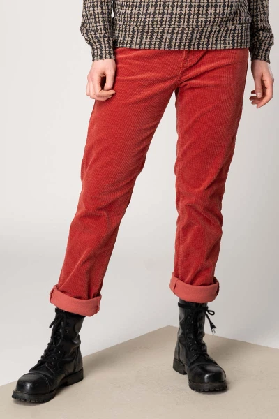 Cordhose für Damen in Rot Straight Leg Breitcord Detailansicht Front