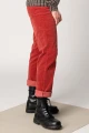 Cordhose für Damen in Rot Straight Leg Breitcord Detailansicht Hosenbein