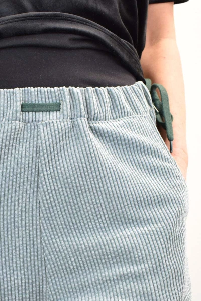 Joggpants für Damen aus Breitcord in Hellblau Detailansicht Hosenbund