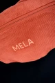 Mela Gürteltasche Cord Rotbraun Detailaufnahme Label-Stickerei