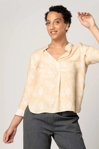 Viskose Bluse Langarm für Damen in Beige mit weißen Orchideenmuster Ansicht Front