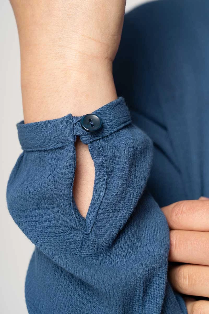 Bluse Langarm für Damen in Blau mit Knopfleiste ohne Kragen Detailansicht Knopf am Ärmel