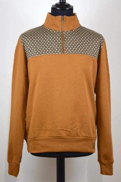 Troyer Pullover aus Biobaumwolle für Herren Farbe Curry mit Art Deco Muster Frontansicht