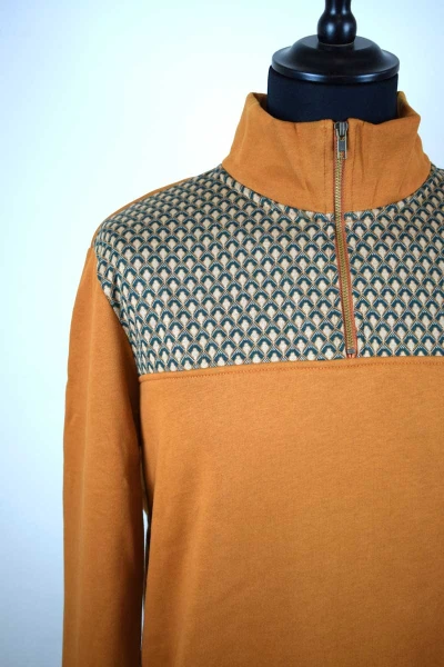 Troyer Pullover aus Biobaumwolle für Herren Farbe Curry mit Art Deco Muster Detailansicht Front