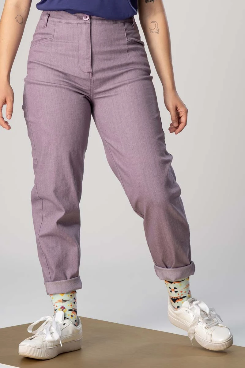 Baumwollhose für Damen im Mom-Style in Flieder Detailaufnahme Front