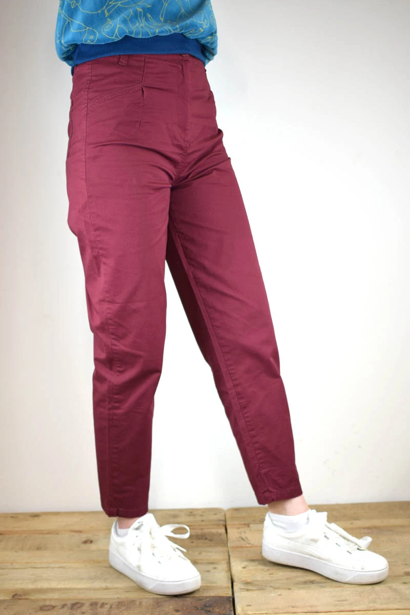 High Waist Hose für Damen im Mom-Style Baumwolle Weinrot seitliche Frontansicht