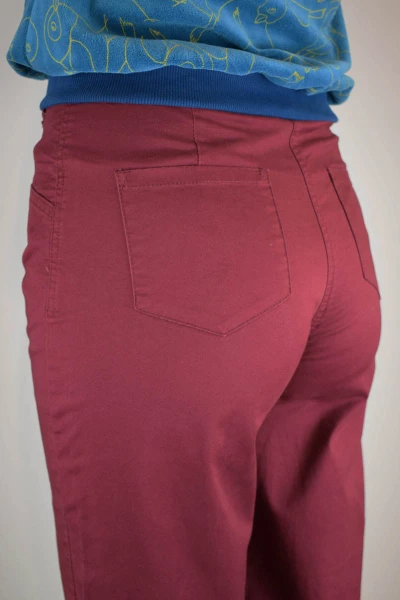 High Waist Hose für Damen im Mom-Style Baumwolle Weinrot Detailansicht Rückseite