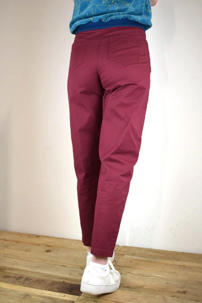 High Waist Hose für Damen im Mom-Style Baumwolle Weinrot seitliche Rückansicht