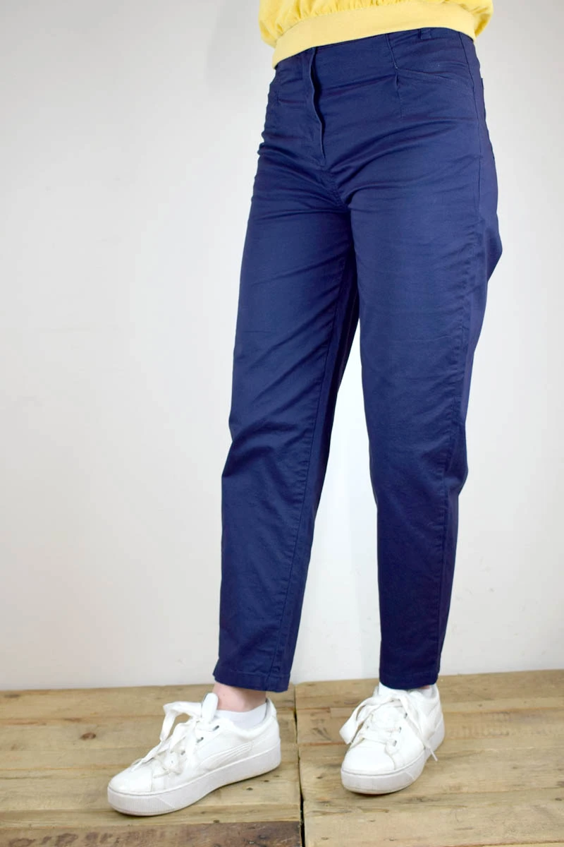 Baumwollhose für Damen im Mom-Style in Blau-Lila Rückansicht