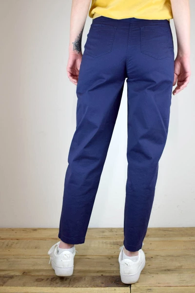 Baumwollhose für Damen im Mom-Style in Blau-Lila Ansicht von vorne