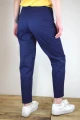 Baumwollhose für Damen im Mom-Style in Blau-Lila Ansicht seitlich von hinten