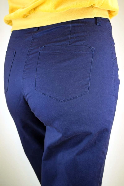 Baumwollhose für Damen im Mom-Style in Blau-Lila Detailansicht Gesäßtasche