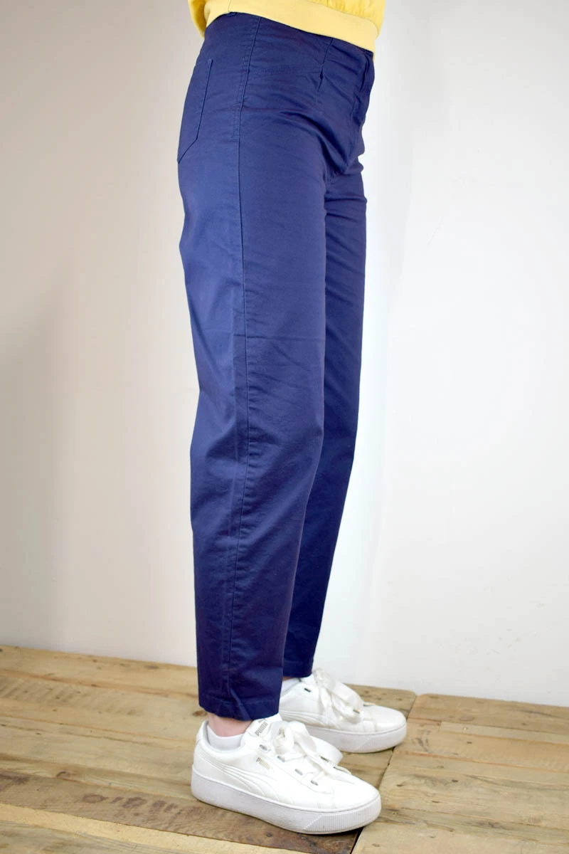 Baumwollhose für Damen im Mom-Style in Blau-Lila seitlich im Profil