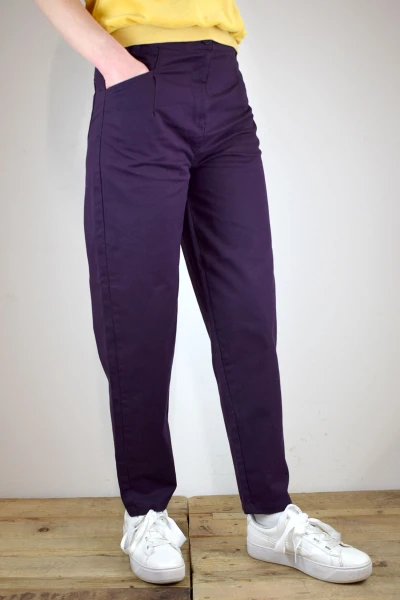 Hose für Damen im Mom-Fit aus Baumwolle Aubergine Seitenansicht rechts