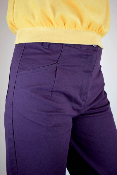 Hose für Damen im Mom-Fit aus Baumwolle Aubergine Detailansicht Seitentasche